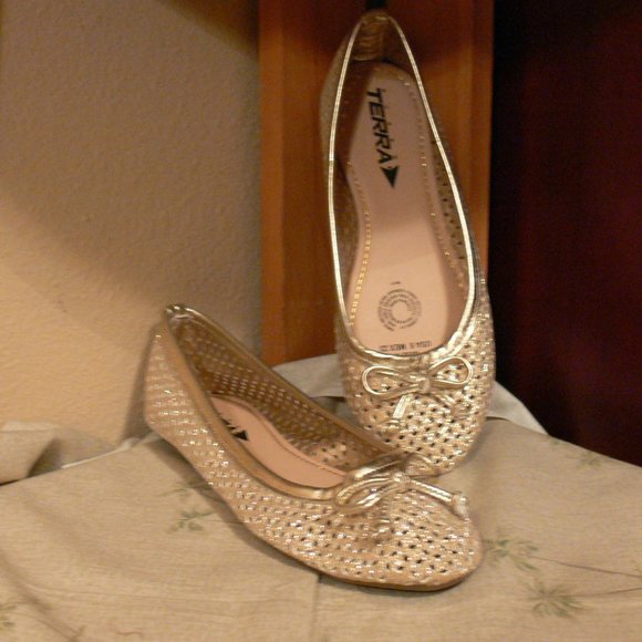 Women's TERRA Flat  shoes  Size 6  NWOT - Picture 2 of 8
